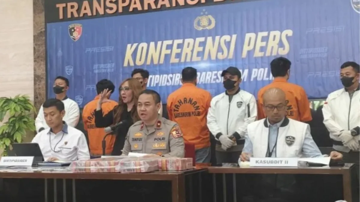 Dittipidsiber Bareskrim Polri menggelar konferensi pers pengungkapan kasus penipuan daring dan TPPO di Gedung Bareskrim Polri, Jakarta, Selasa (16/7). (Foto/ANTARA)