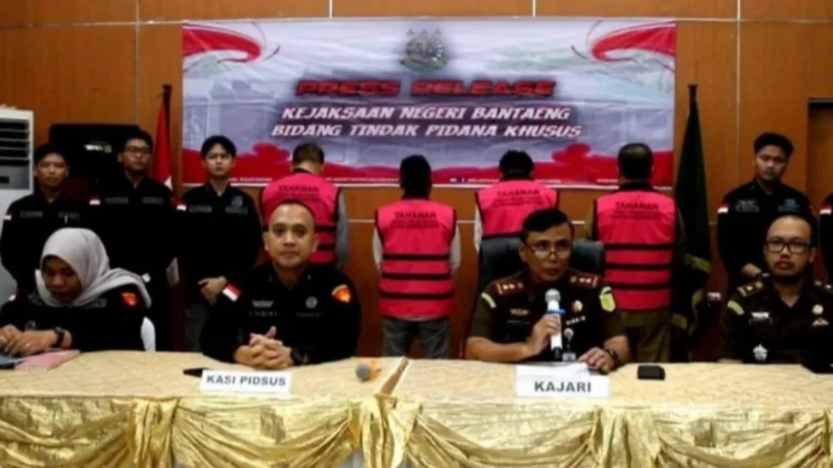 Kepala Kejaksaan Negeri Bantaeng merilis penetapan tersangka Pimpinan DPRD Bantaeng atas kasus dugaan korupsi. (Foto/ANTARA)
