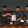 Ketua DPRD Kota Bogor, Hery Antasari menerima berkas KUA-PPAS 2025 dari Pj Wali Kota Bogor, Hery Antasari. (Yudha Prananda / Jabar Ekspres)