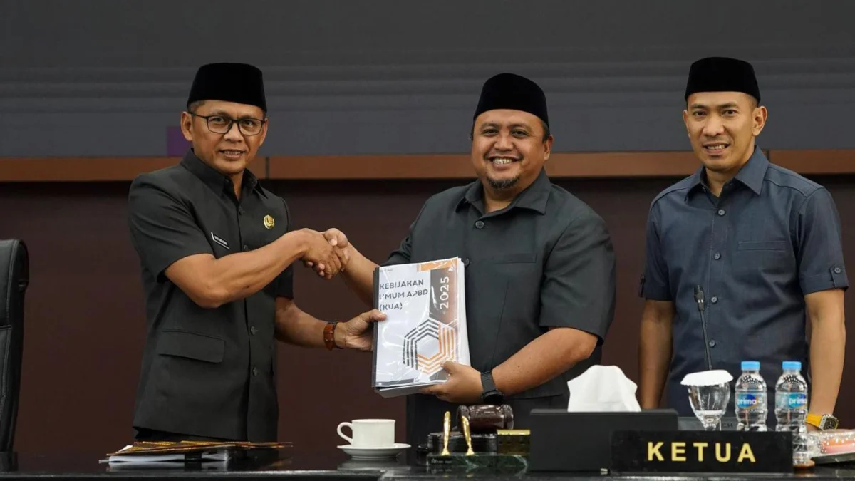 Ketua DPRD Kota Bogor, Hery Antasari menerima berkas KUA-PPAS 2025 dari Pj Wali Kota Bogor, Hery Antasari. (Yudha Prananda / Jabar Ekspres)