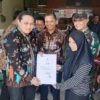 Pejabat (Pj) Bupati Sumedang, Yudia Ramli (baju batik kiri) saat ditemui di Kecamatan Cimanggung, Kabupaten Sumedang. (Yanuar/Jabar Ekspres)