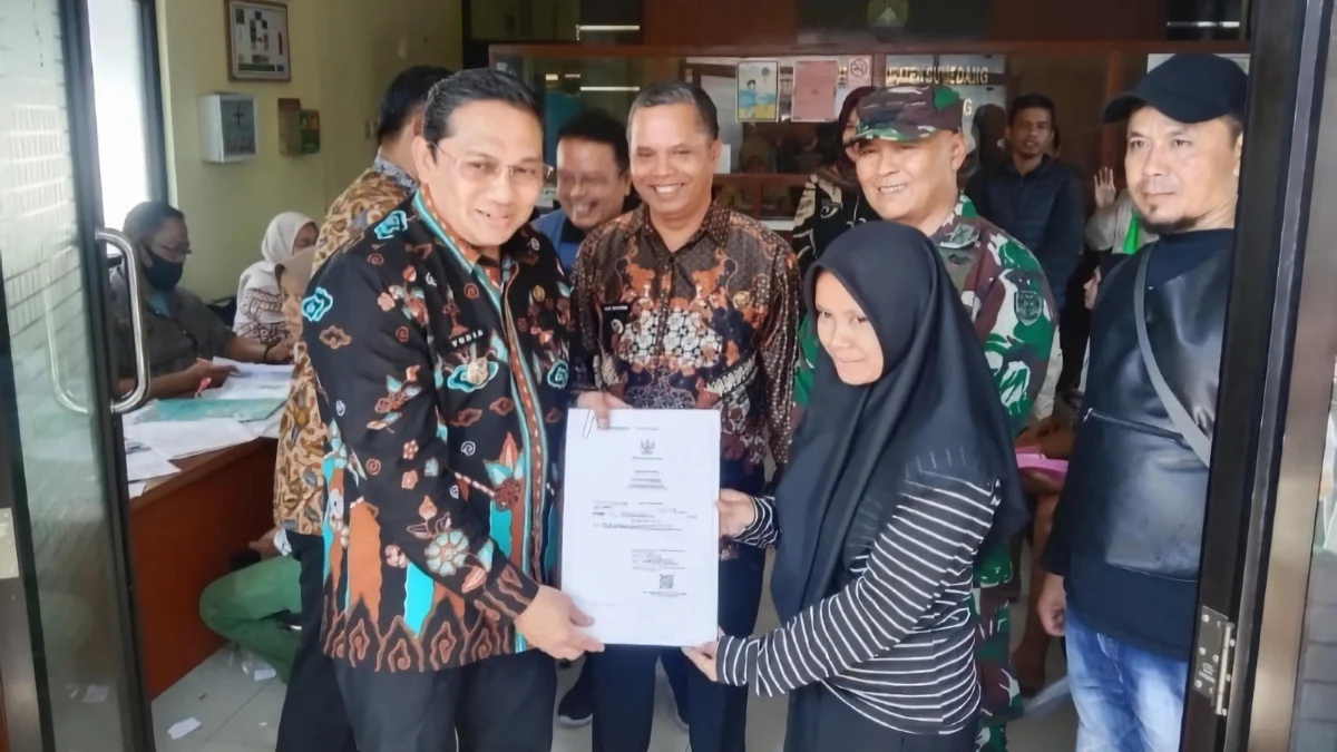 Pejabat (Pj) Bupati Sumedang, Yudia Ramli (baju batik kiri) saat ditemui di Kecamatan Cimanggung, Kabupaten Sumedang. (Yanuar/Jabar Ekspres)