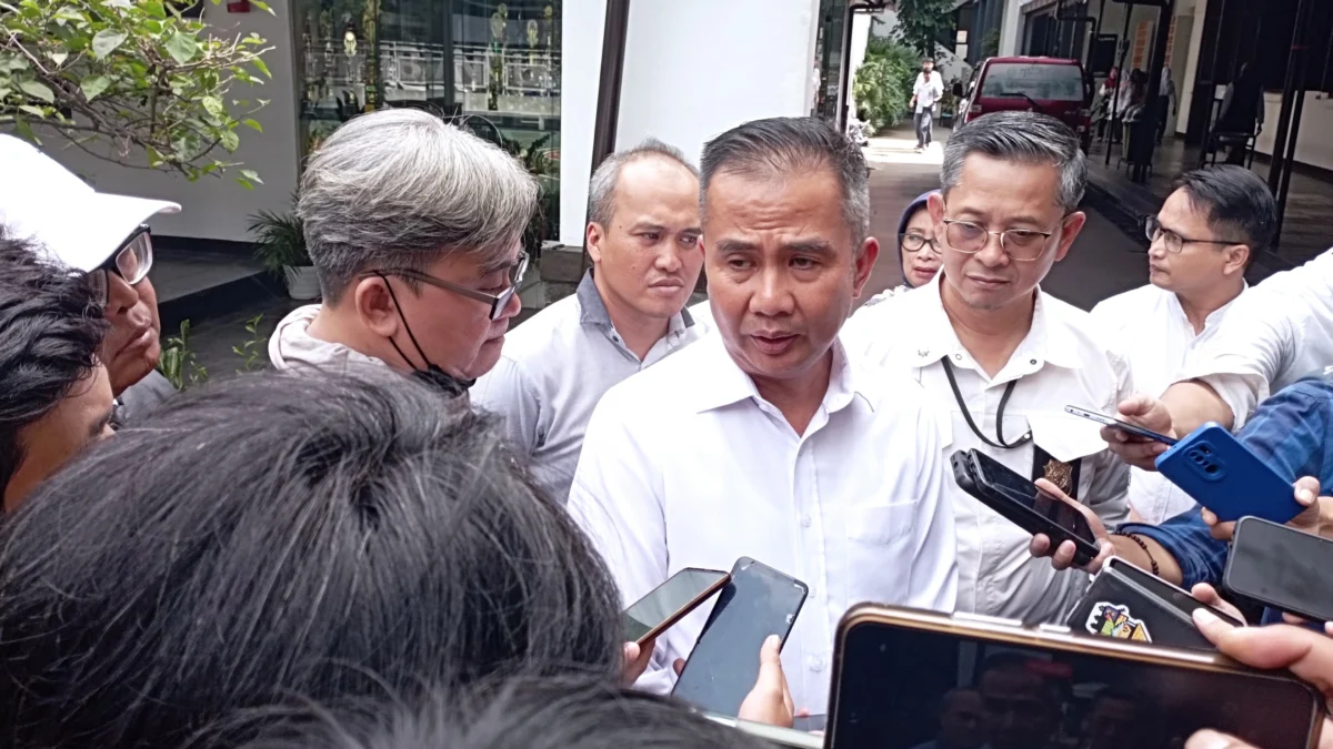 Dik. Pj Gubernur Jabar, Bey Machmudin saat beberkan temuan 51 CPD di Depok yang melakukan pencucian rapor saat pendaftaran PPDB 2024. Rabu (17/6). Foto. Sandi Nugraha