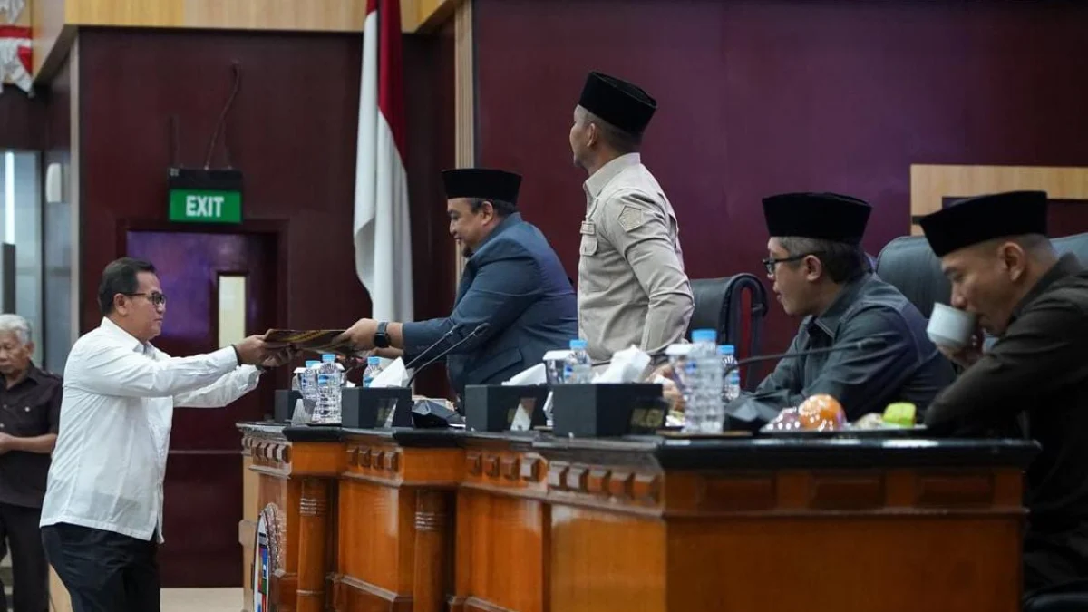 Anggota DPRD Kota Bogor yang juga Juru Bicara Tim Pansus Raperda RPJPD, Ence Setiawan saat memberikan laporan kepada pimpinan DPRD Kota Bogor. (Yudha Prananda / Jabar Ekspres)