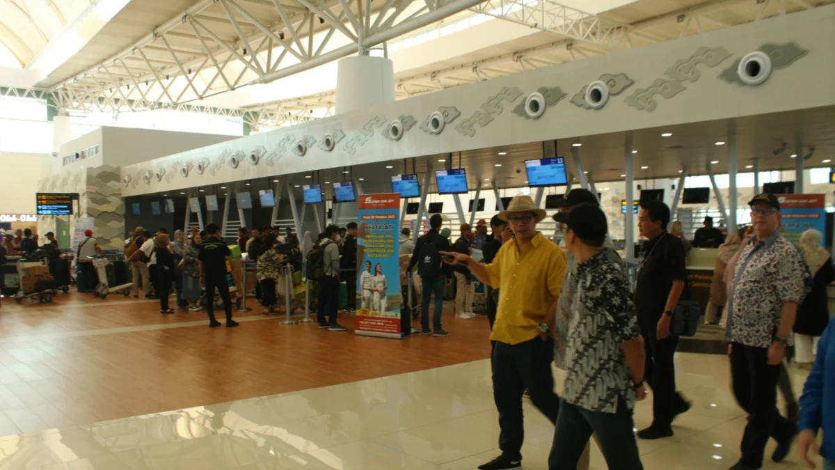 GELIAT : Aktifitas penumpang di Bandarudara Internasional Jawa Barat (BIJB) Kertajati. (son)