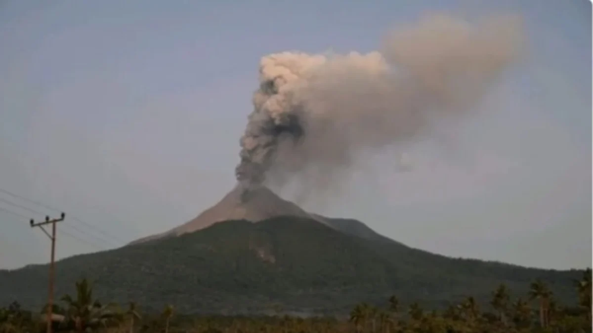 Gunung Ibu di Maluku Utara erupsi dengan amplitudo 28 mm. (Foto/ANTARA)