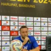 Marc Klok saat mengutarakan target realistis Persib di Piala Presiden 2024, pada sesi PMPC di Stadion Si Jalak Harupat, Kamis (18/6). (Sadam / JE)