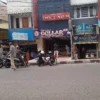 Parkiran liar ilegal yang memakan bahu jalan di wilayah Kecamatan Cicalengka, Kabupaten Bandung. (Yanuar/Jabar Ekspres)