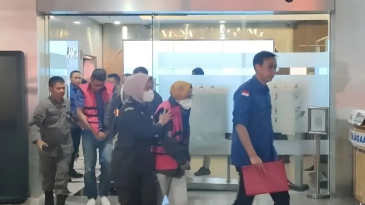Jampidus Kejaksaan Agung membawa tersangka baru dalam perkara dugaan korupsi Emas PT Antam. (Foto/ANTARA)