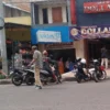 Parkiran liar ilegal yang memakan bahu jalan di wilayah Kecamatan Cicalengka, Kabupaten Bandung. (Yanuar/Jabar Ekspres)
