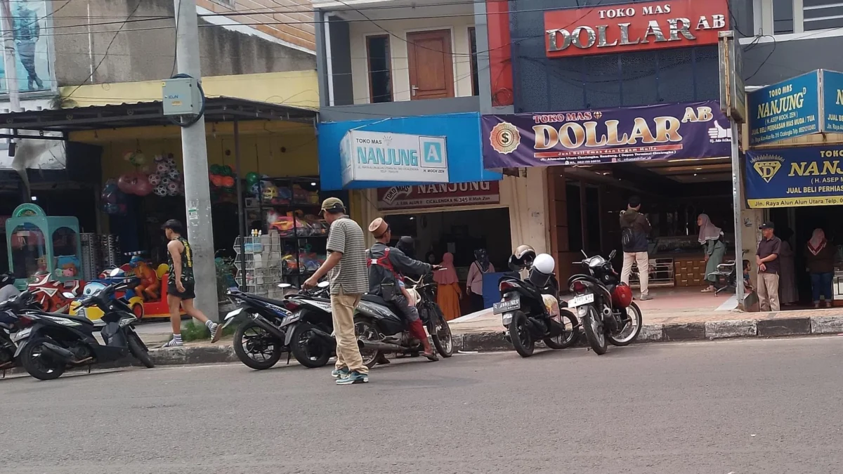 Parkiran liar ilegal yang memakan bahu jalan di wilayah Kecamatan Cicalengka, Kabupaten Bandung. (Yanuar/Jabar Ekspres)