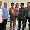 Tahanan berinisial 'MN' (tiga dari kiri) diringkus petugas Lapas Banjar karena membawa narkotika jenis Sabu usai menjaladi sidang di Pengadilan Negeri Banjar baru-baru ini. (Istimewa)