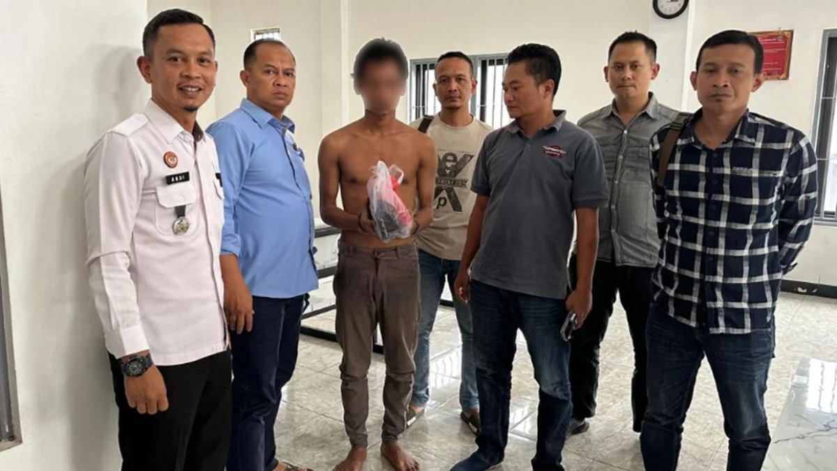 Bawa Sabu ke dalam Lapas Banjar, Tahanan Ini Diringkus Petugas Tahanan berinisial 'MN' (tiga dari kiri) diringkus petugas Lapas Banjar karena membawa narkotika jenis Sabu usai menjaladi sidang di Pengadilan Negeri Banjar baru-baru ini. (Istimewa)