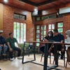 Sejumlah korban kasus tindak pidana penipuan dan penggelapan dana saat menggelar Konferensi Pers, Jumat (19/7). (Yudha Prananda / Jabar Ekspres)