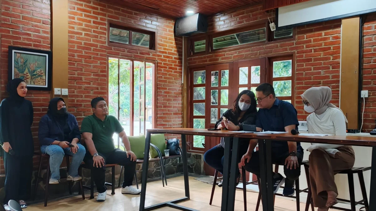 Anak Perwira Menengah di Polresta Bogor Diduga Terlibat Kasus Penipuan, Tilep Uang Korban hingga Rp7 M Sejumlah korban kasus tindak pidana penipuan dan penggelapan dana saat menggelar Konferensi Pers, Jumat (19/7). (Yudha Prananda / Jabar Ekspres)