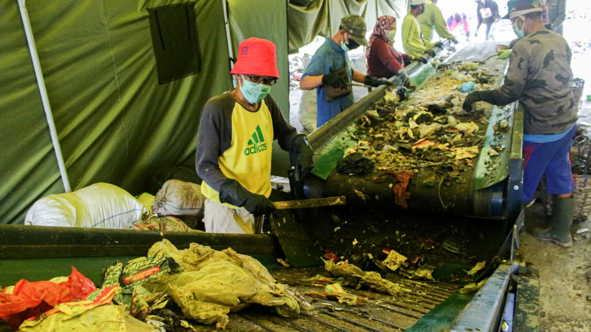 Petugas memilah sampah di TPA Gedebage, Kota Bandung. (Pandu Muslim/Jabar Ekspres)