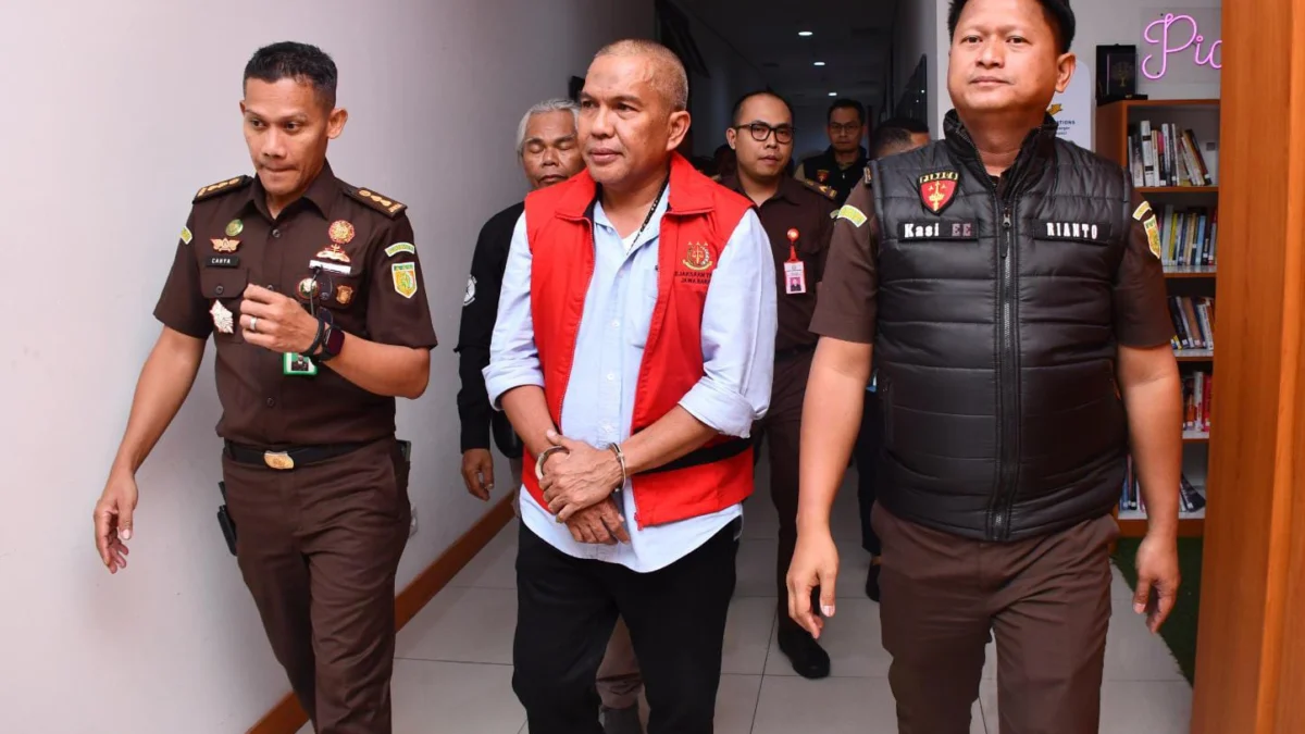Ist. Mantan Pj Bupati KBB, Arsan Latif (tengah) saat akan menjalani proses penahanan atas kasus dugan korupsi. Dok Kejati Jabar