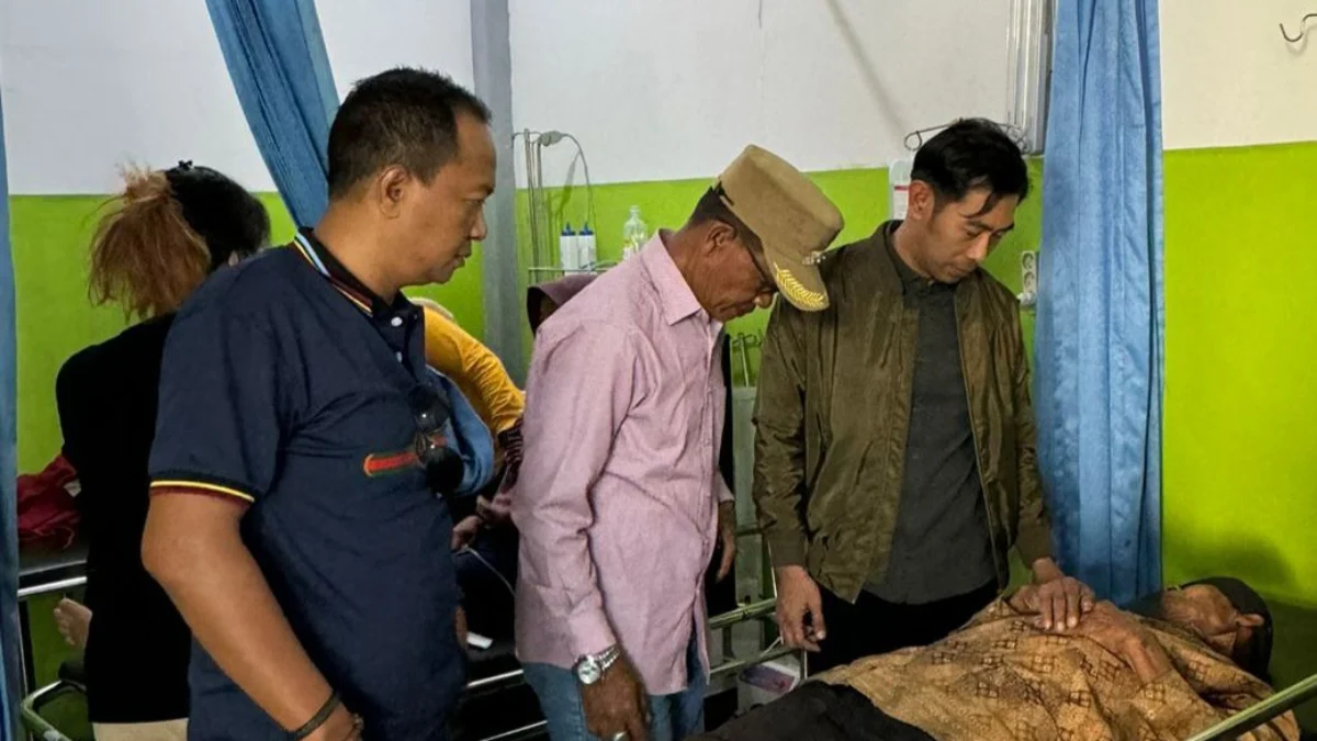 Plt Kadis Kesehatan Bandung Barat, Deni Achmad saat memantau kondisi para korban dugaan keracunan makanan di Saguling. Sabtu (20/7). Foto Dinkes KBB