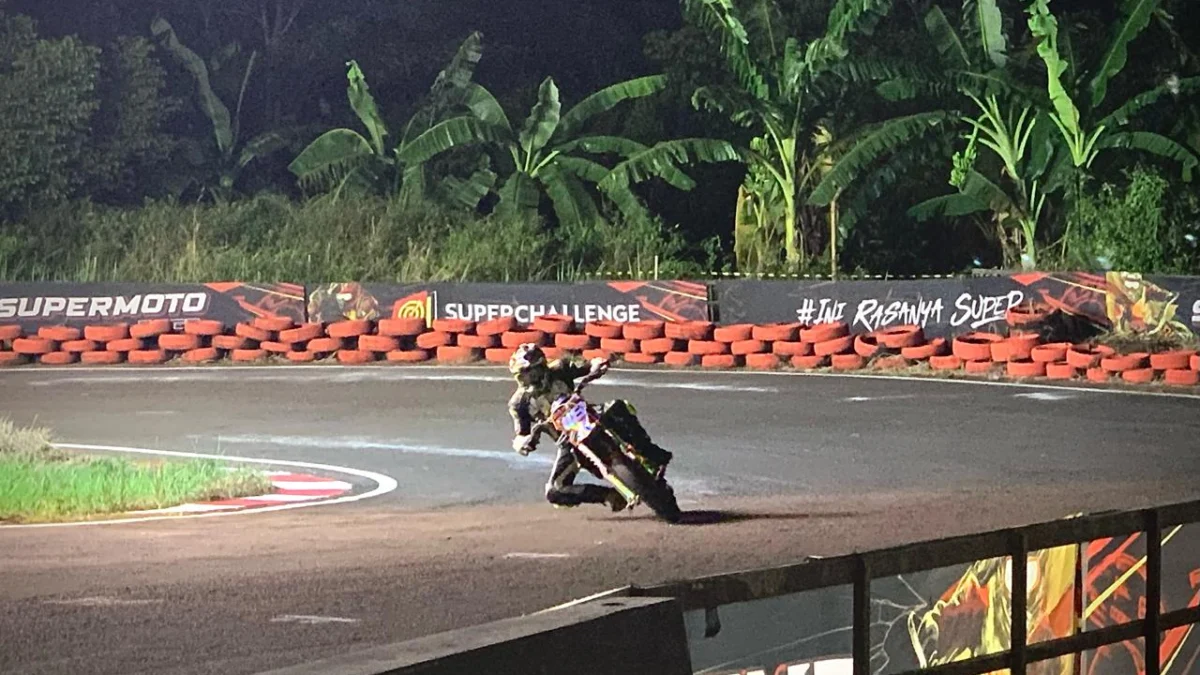 Seri Ke-4 Superchallenge Supermoto Race Kejurnas 2024 Subang Usai, Tommy Salim Beri Kejutan Potret para pembalap saat menjajal aspal Sirkut Gary Mang, Subang. (Sadam Husen / JE)