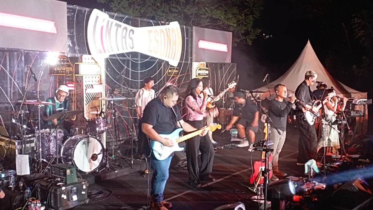 Efek Rumah Kaca x Barasuara Berhasil Hibur Kota Bandung Lewat Kolaborasi Dok. Pecah, Efek Rumah Kaca x Barasuara nerhasil bius penontonya di Lintas Resonan. Foto. Sandi Nugraha.