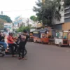Parkiran liar ilegal yang memakan bahu jalan di wilayah Kecamatan Cicalengka, Kabupaten Bandung. (Yanuar/Jabar Ekspres)