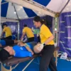 Para pelari saat mendapatkan pelayanan kesehatan gratis, di event Pocari Sweat Run Indonesia 2024