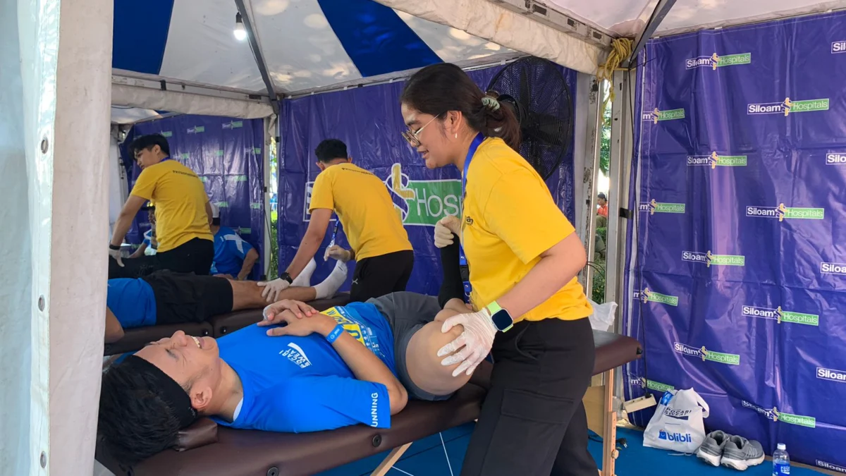 Para pelari saat mendapatkan pelayanan kesehatan gratis, di event Pocari Sweat Run Indonesia 2024