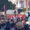 Massa aksi yang tergabung dalam Forum Dago Melawan saat menggeruduk gedung Kejaksaan Tinggi (Kejati) Jabar, pada Senin (22/7). (Nizar/Jabar Ekspres)