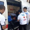 3 Unit Ambulance Siloam Hospitals Group Berikan Rasa Nyaman Bagi Peserta Pocari Sweat Run 2024 petugas medis Siloam Hospitals tangani peserta Pocari Sweat Run 2024/