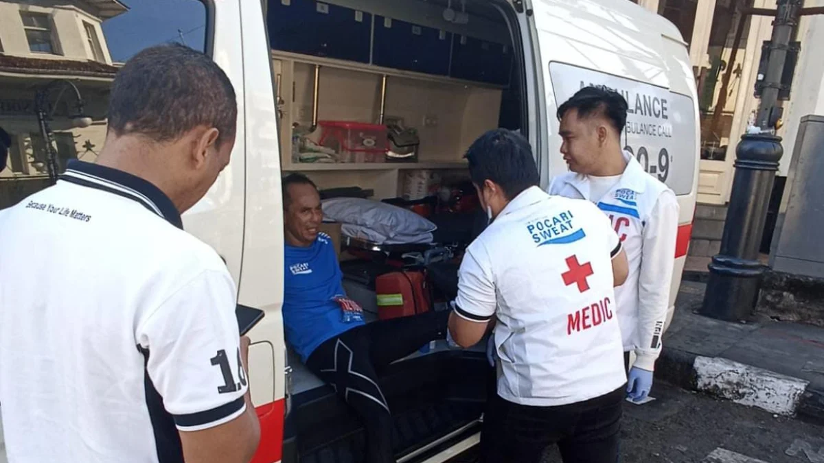 3 Unit Ambulance Siloam Hospitals Group Berikan Rasa Nyaman Bagi Peserta Pocari Sweat Run 2024 petugas medis Siloam Hospitals tangani peserta Pocari Sweat Run 2024/