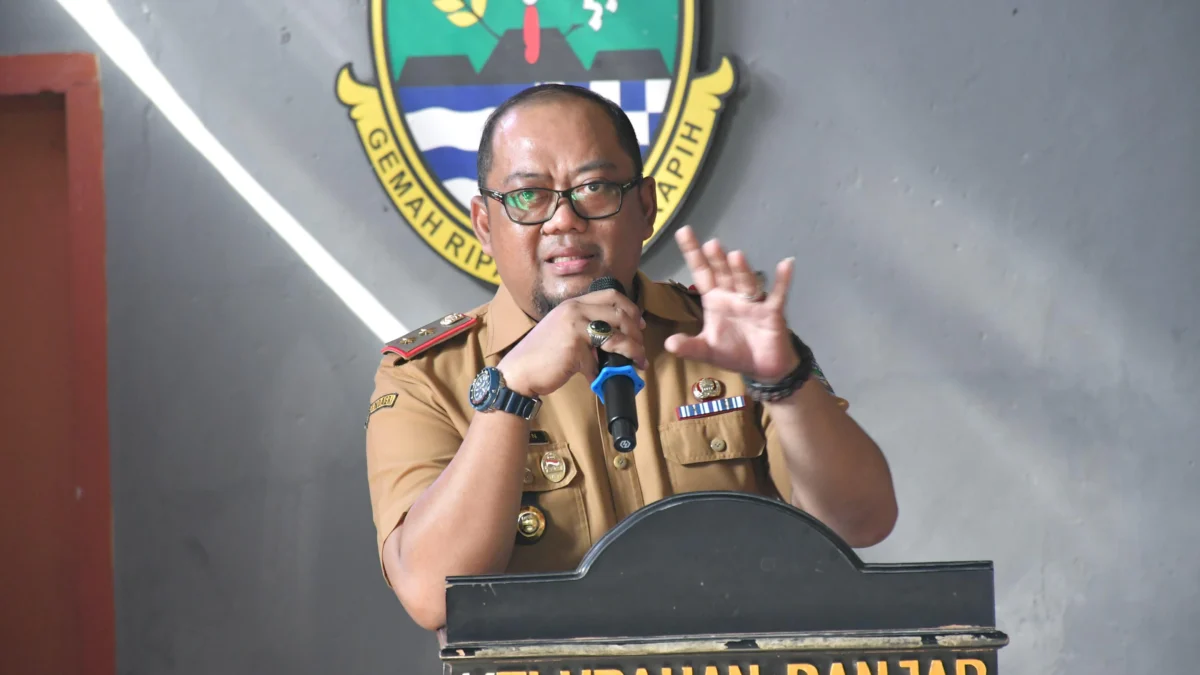 Pemkot Banjar Dorong Kesadaran Petani Pentingnya Asuransi Pertanian Sekretaris Daerah Kota Banjar, Dr. H. Soni Harison, AP., S.Sos., M.Si., dalam acara bersama petani di Kelurahan Banjar, Jawa Barat, Senin 22 Juli 2024. (Cecep Herdi/Jabar Ekspres).