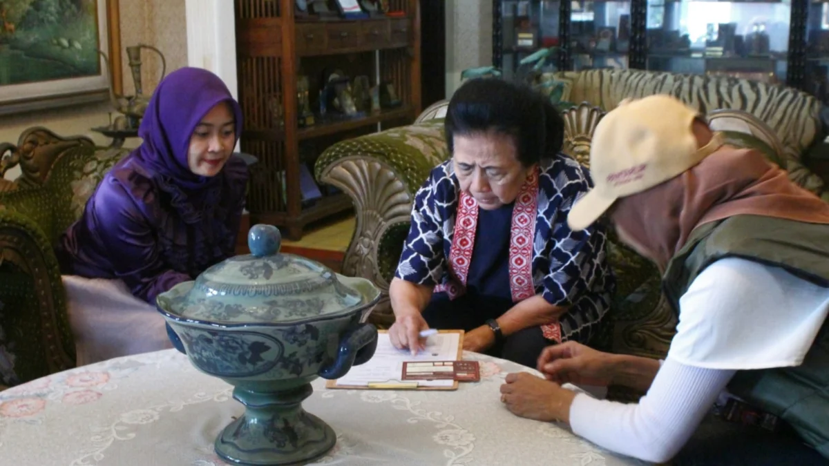 Bawaslu Temukan 11 Pelanggaran Coklit di Wilayah Jabar Ilustrasi Pantarlih Kota Bandung mencoklit salah satu tokoh di Kota Bandung beberapa waktu lalu.