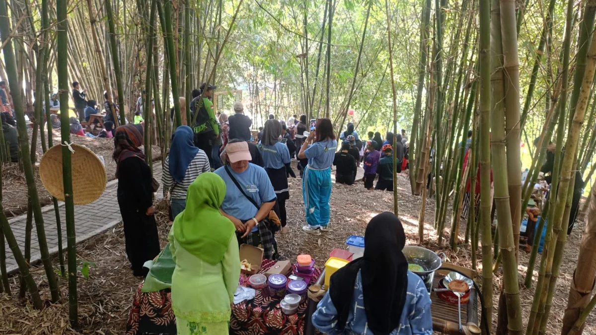 Doc. Situasi Ekowisata Cimenteng Pasar Awi Campernik, Cimahi Utara yang Dipadati Wisatawan (Mong)