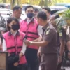 Tersangka dugaan kasus korupsi timah Harvey Moeis dan Helena Lim tiba di Kejari Jakarta Selatan, Senin (22/7/2024). (Instagram / Kejaksaan RI)