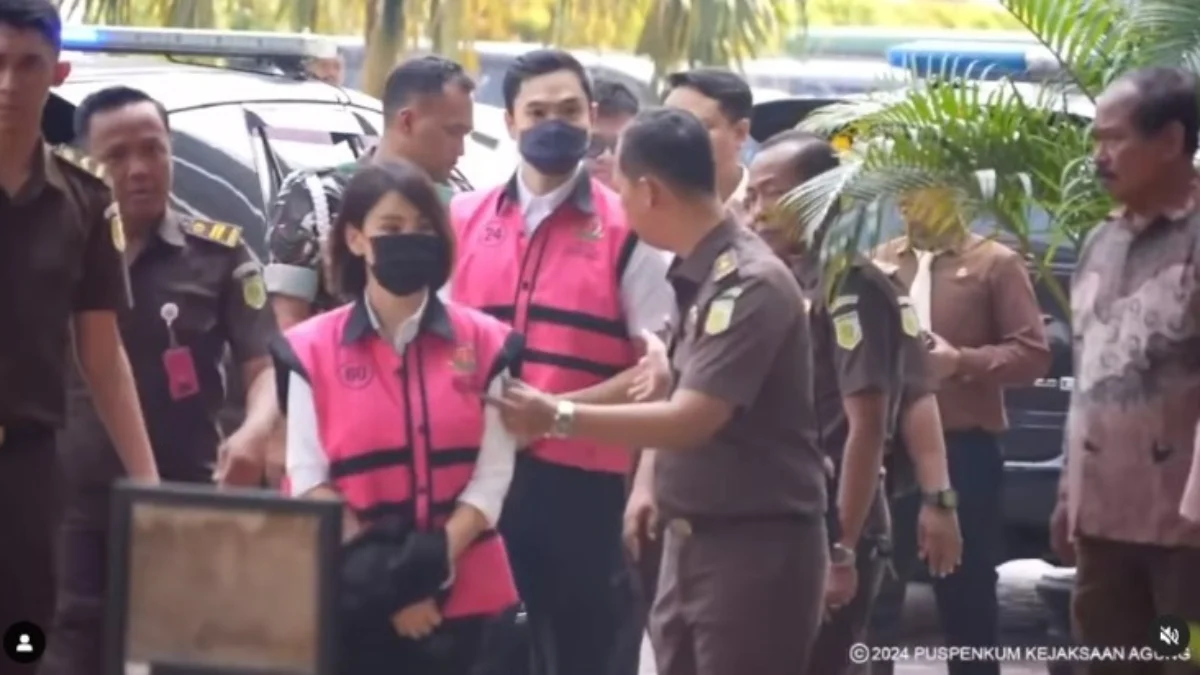 Tersangka dugaan kasus korupsi timah Harvey Moeis dan Helena Lim tiba di Kejari Jakarta Selatan, Senin (22/7/2024). (Instagram / Kejaksaan RI)