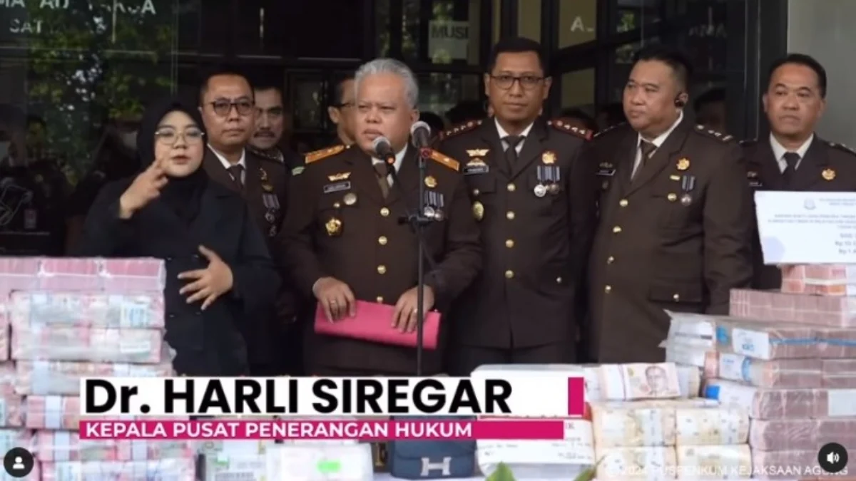 Buktikan Serius Tangani Kasus Korupsi Timah, Kejagung Lengkapi Berkas Perkara Empat Tersangka Lainnya Kapuspenkum Kejagung RI, Harli Siregar saat konferensi pers kasus korupsi timah di Kejari Jakarta Selatan, Senin (22/7/2024). (Instagram / Kejaksaan RI)