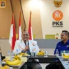 Ketua DPD PKS Kota Bogor, Atang Trisnanto nampak guyub bersama Ketua DPD Partai NasDem Kota Bogor, Benninu Argoebie. (Yudha Prananda / Jabar Ekspres)