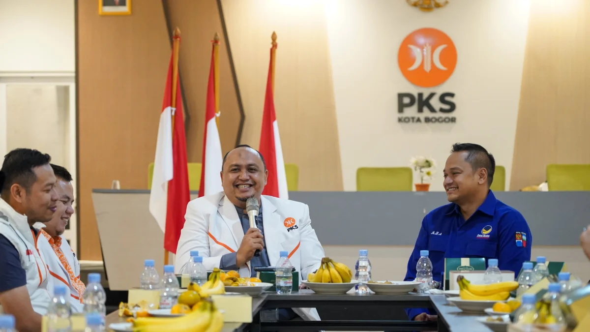 Ketua DPD PKS Kota Bogor, Atang Trisnanto nampak guyub bersama Ketua DPD Partai NasDem Kota Bogor, Benninu Argoebie. (Yudha Prananda / Jabar Ekspres)
