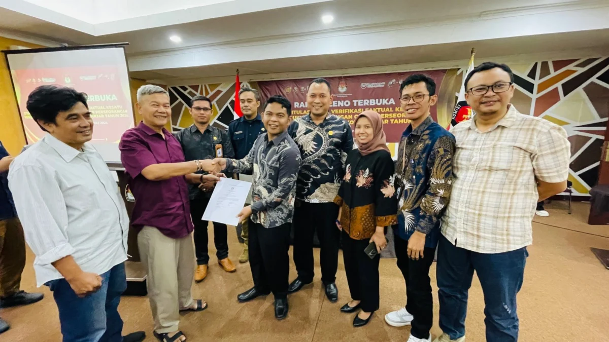 H Akhmad Dimyati (dua kiri) menerima berita acara pengesahan dokumen berita acara hasil verifikasi faktual dari Ketua KPU Kota Banjar, Muhamad Mukhlis, Selasa 23 Juli 2024. (Cecep Herdi/Jabar Ekspres)