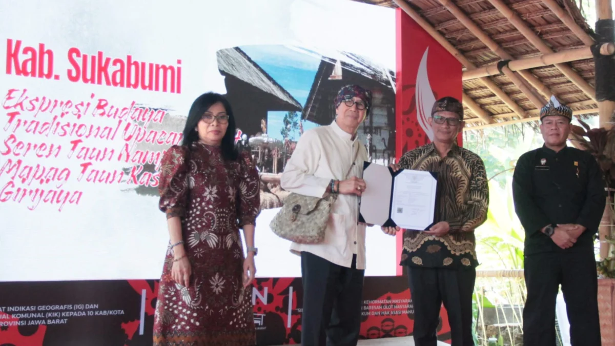 Sebanyak 35 KIK Jabar Resmi Tersertifikasi, Kopi Robusta Sanggabuana Sandang Sertifikat IG Menkumham Yasonna H Laoly saat menyerahkan sertifikat KIK dan menerima gelar adat dari BOMA di Pasir Impun, Selasa (23/7).