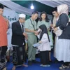 Penyerahan santunan kepada anak yatim di Desa Cibeureum, Cisarua.