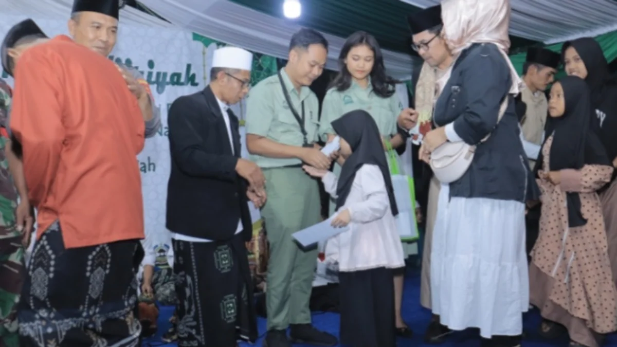 Penyerahan santunan kepada anak yatim di Desa Cibeureum, Cisarua.
