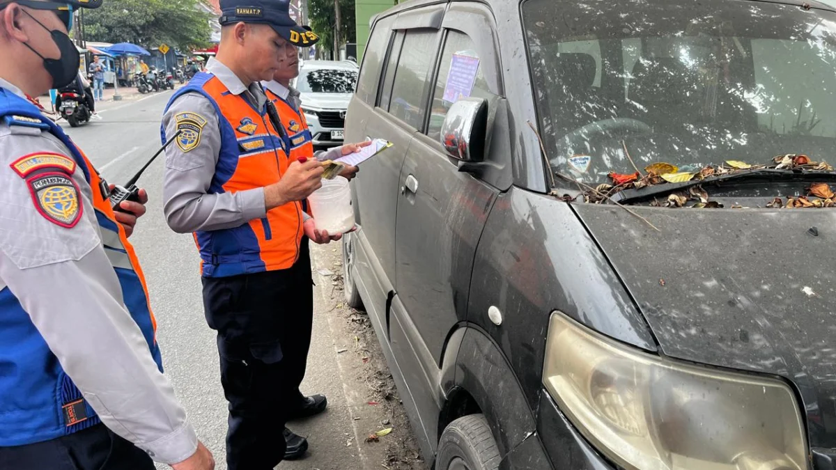 Doc. Petugas Dinas Perhubungan (Dishub) saat Merazia Parkir Liar di Sejumlah Ruas Jalan di Kota Cimahi (Ist)