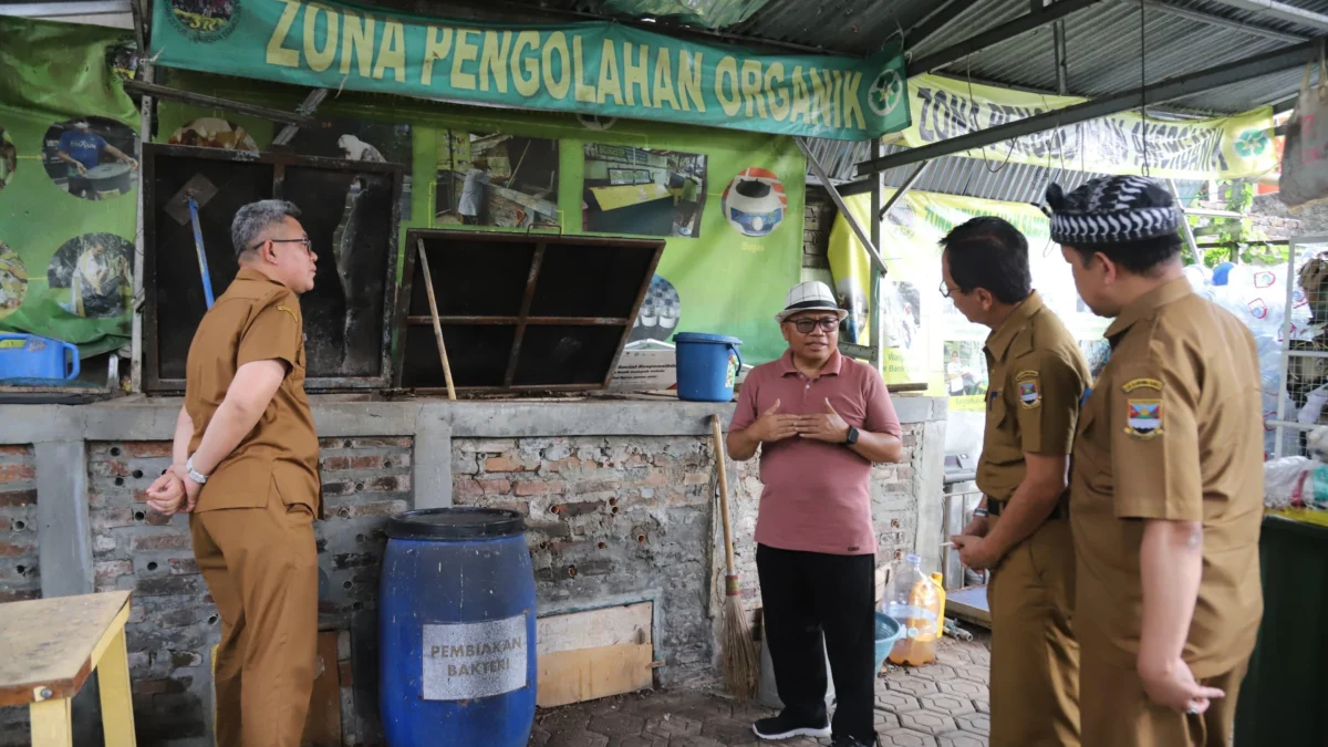 Sembilan Tahun Saung Edukasi Sampah 3R Berdiri, Pemda KBB Baru Lirik Cara Pengolahan Sampah Pj Bupati Kabupaten Bandung Barat, Ade Zakir melakukan kunjungan kerja ke Saung dan Taman Edukasi 3R, di Puri Cipageran Indah, RW 22 Desa Tanimulya, Kecamatan Ngamprah, belum lama ini. Foto Jabar Ekspres