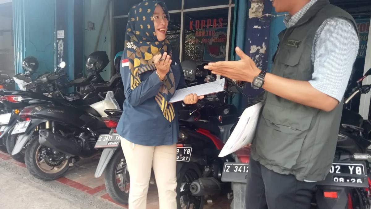 Petugas dari Pusat Pendapatan Daerah Wilayah (P3DW) Kota Banjar jemput bola kepada wajib pajak Kendaraan Tidak Mendaftar Ulang (KTMDU) baru-baru ini. (Istimewa)