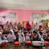 Peringati Hari Anak Nasional, Srikandi PLN Icon Plus berbagi keceriaan di SDN Bojongloa 2 Rancaekek Kabupaten Bandung