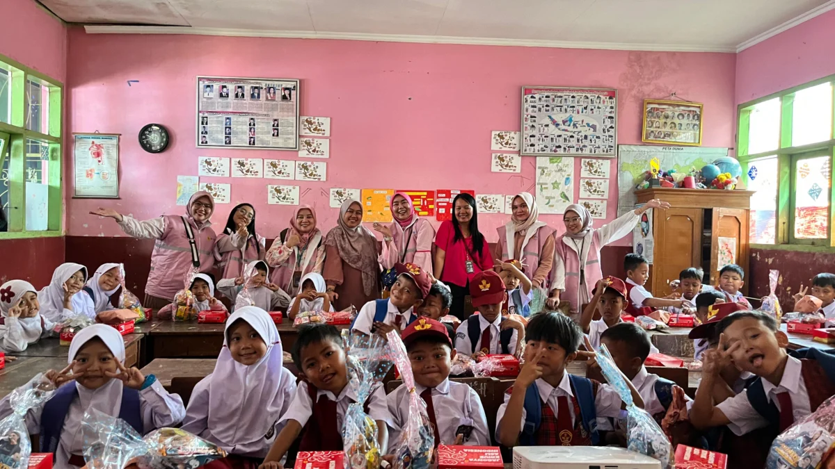 Peringati Hari Anak Nasional, Srikandi PLN Icon Plus berbagi keceriaan di SDN Bojongloa 2 Rancaekek Kabupaten Bandung