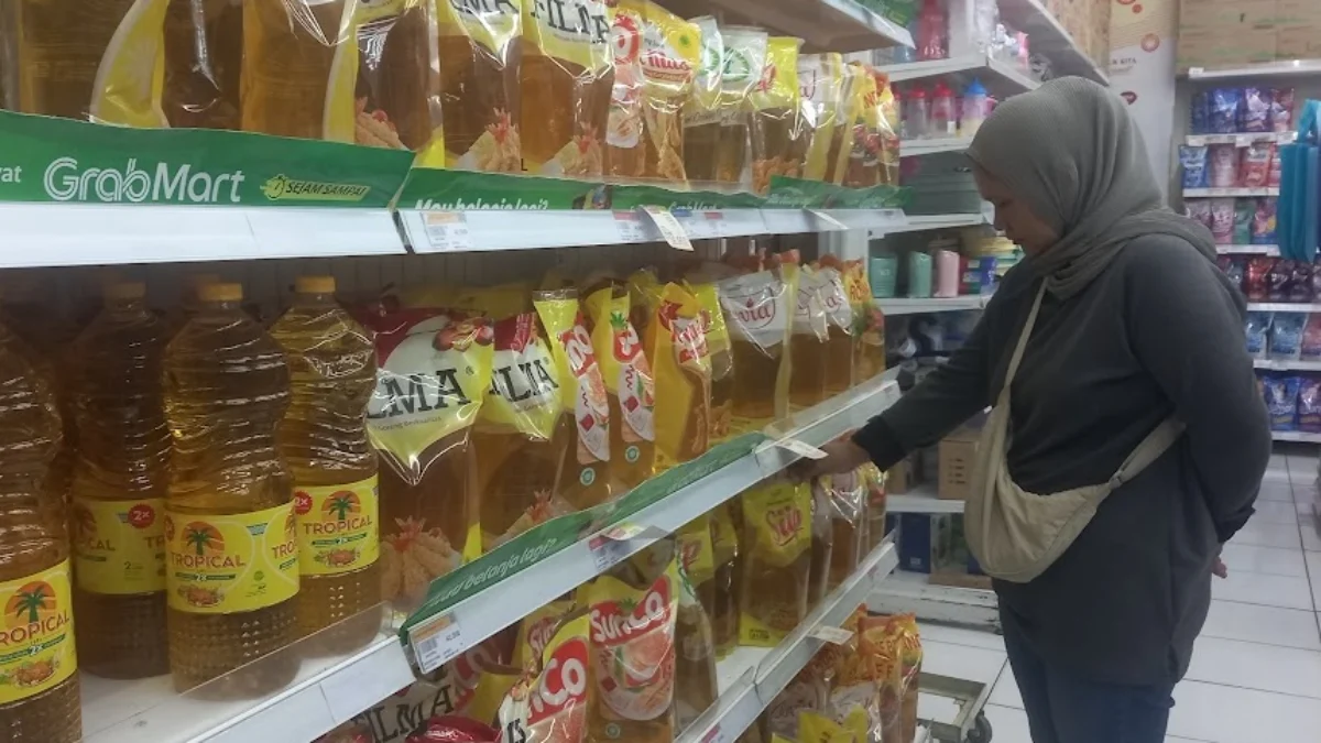MULAI NAIK: Seorang ibu rumah tangga sedang memilih minyak goreng kemasan yang harganya mulai naik di salah satu minimarket yang ada di Kota Bandung. (Foto dok Jabarekspres).