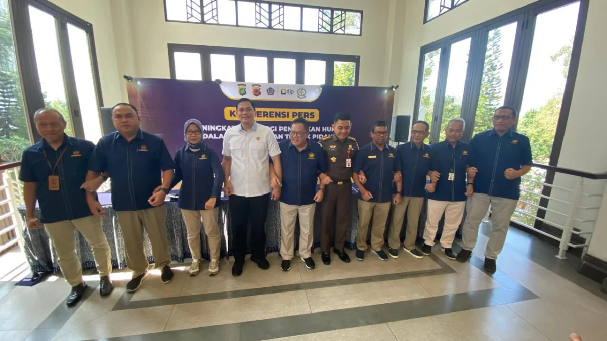 DJP Jabar, Kepolisian Daerah Jabar, Kepolisian Daerah Metro Jaya dan Kepala Kejaksaan Tinggi Jabar usai menggelar Konpres Peningkatan Sinergi Penegakan Hukum Dalam Penanganan Tindak Pidana di Bidang Perpajakan di Mason Pine Padalarang, KBB. Rabu (24/7). Foto Jabar Ekspres