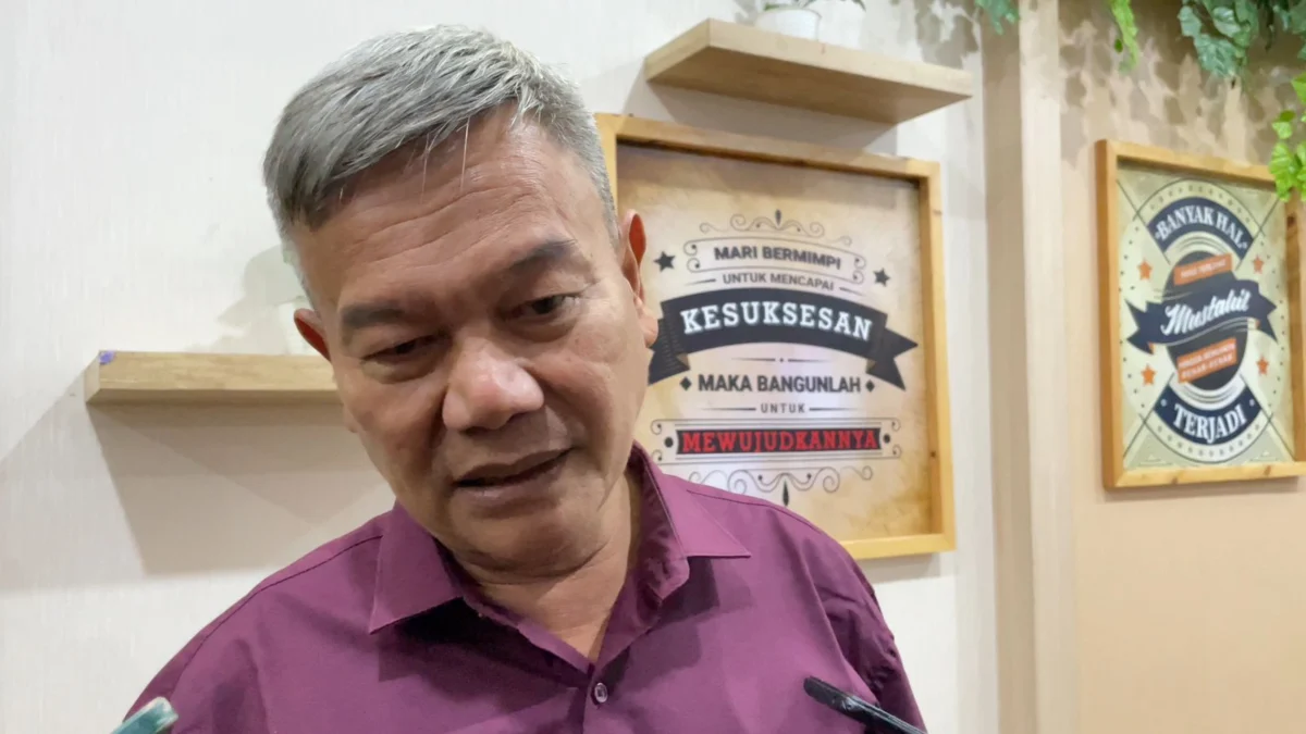 H Akhmad Dimyati saat diwawancara belum lama ini. Ia optimis akan maju dalam Pilkada Banjar tahun 2024 dari jalur perseorangan bersama Alam Mbah Dukun. (Cecep Herdi/Jabar Ekspres)